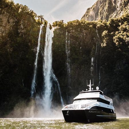 Milford Sound Overnight Cruise - Fiordland Discovery Екстериор снимка