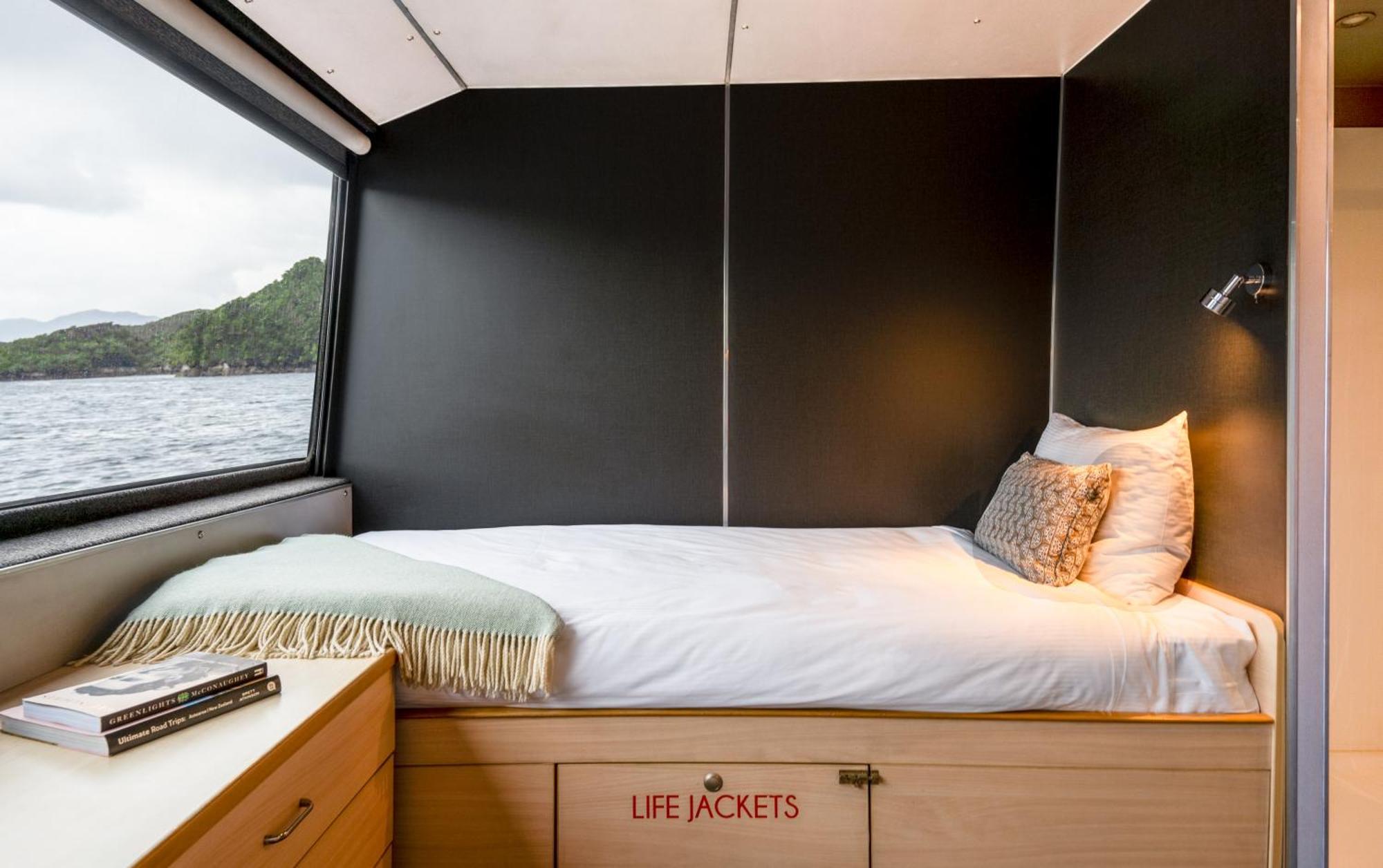 Milford Sound Overnight Cruise - Fiordland Discovery Екстериор снимка