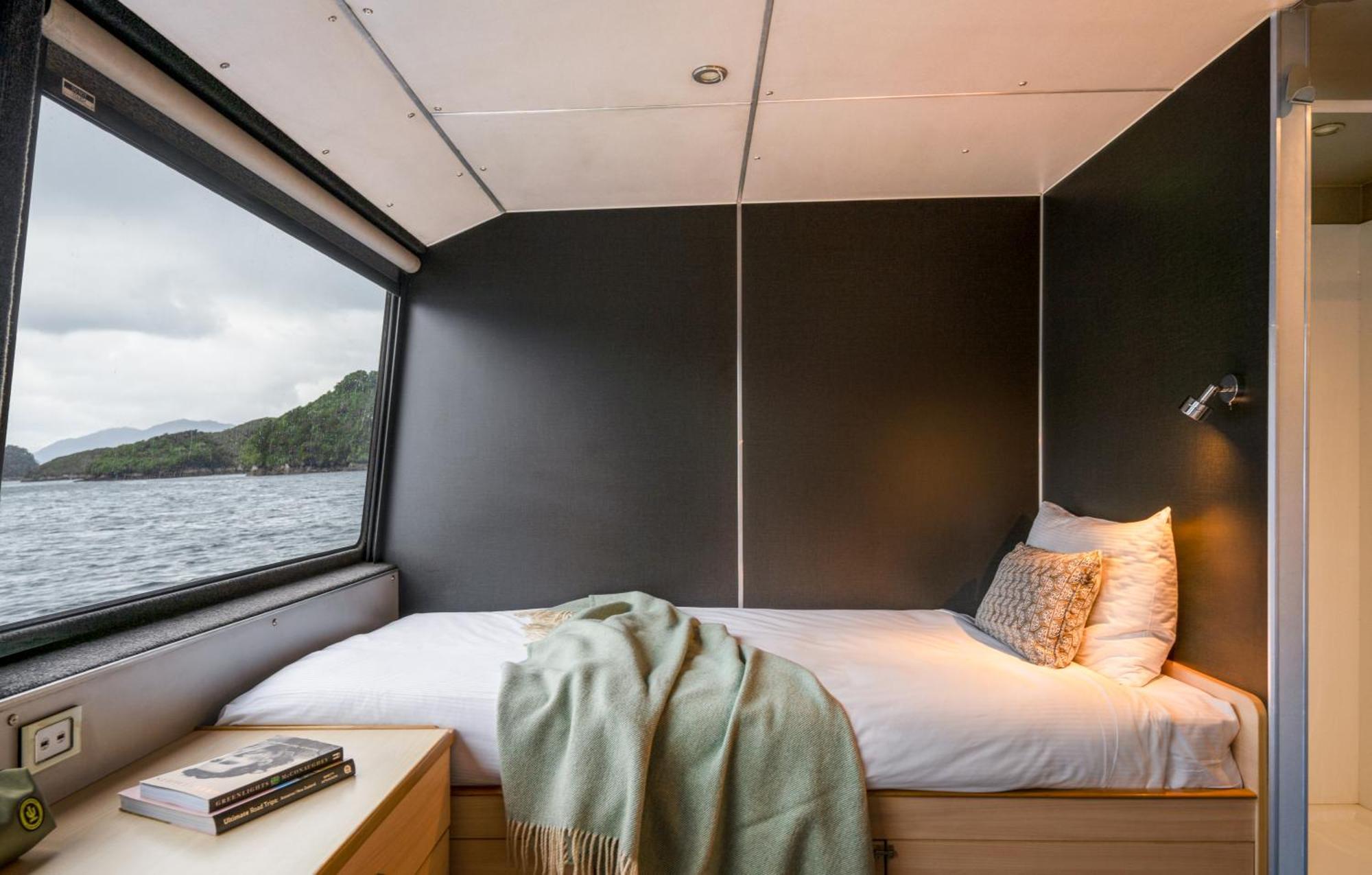 Milford Sound Overnight Cruise - Fiordland Discovery Екстериор снимка