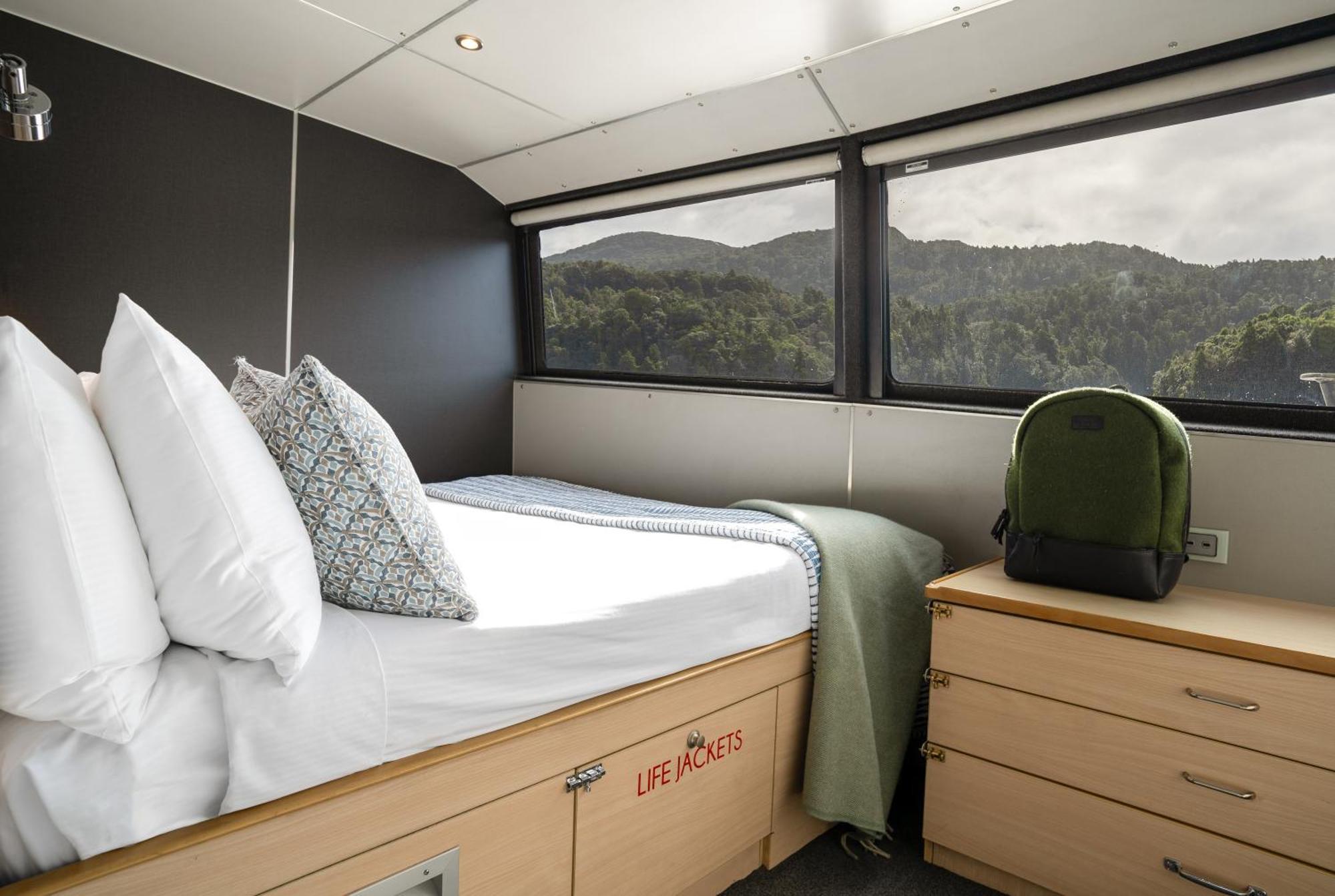 Milford Sound Overnight Cruise - Fiordland Discovery Екстериор снимка