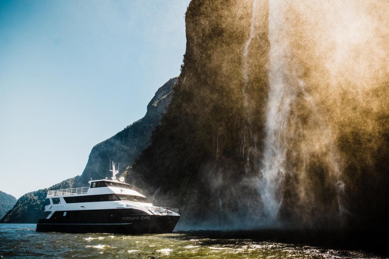 Milford Sound Overnight Cruise - Fiordland Discovery Екстериор снимка
