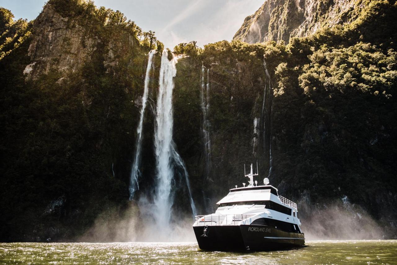Milford Sound Overnight Cruise - Fiordland Discovery Екстериор снимка