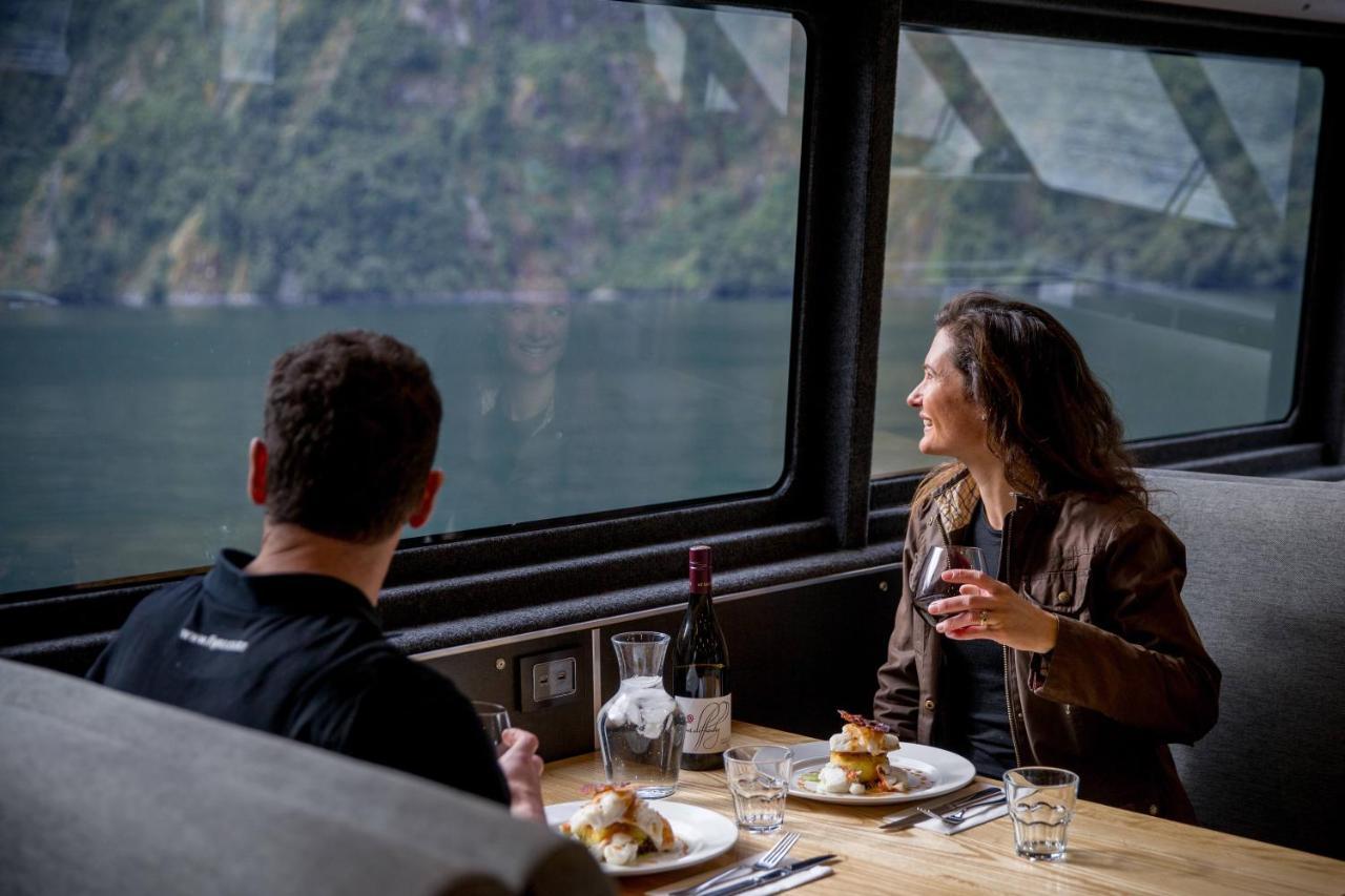 Milford Sound Overnight Cruise - Fiordland Discovery Екстериор снимка