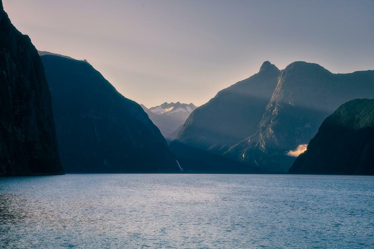 Milford Sound Overnight Cruise - Fiordland Discovery Екстериор снимка